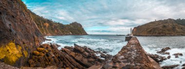 Pasajes San Pedro Deniz Feneri 'nin panoramik manzarası ve deniz, Ulia Dağı ve San Sebastian yakınlarında. Gipuzkoa. İspanya