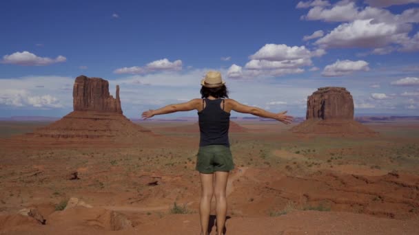 犹他州名胜古迹山谷自然公园的一位年轻的旅游女孩 — 图库视频影像
