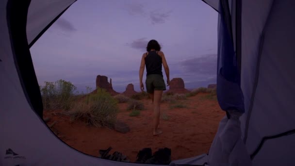 Monument Valley Utah Hiszpania Sierpień 2010 Młoda Kobieta Spacerująca Niebieskiej — Wideo stockowe