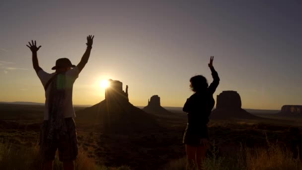Utah Monument Valley Güneşin Doğuşunun Tadını Çıkaran Bir Çift Birleşik — Stok video