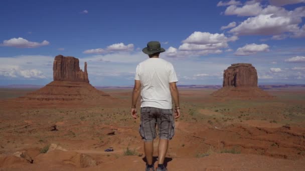 Молодий Турист Який Насолоджується Природним Парком Долина Монументів Штат Юта — стокове відео