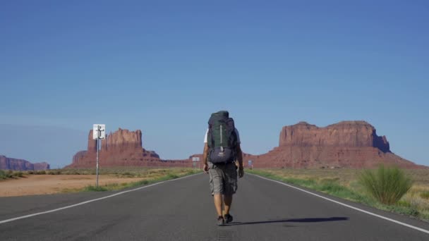 Joven Mochilero Paseando Por Carretera Monument Valley — Vídeo de Stock