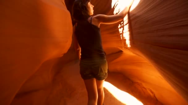 一个年轻的女人穿过犹他州上安泰洛普的内部 — 图库视频影像
