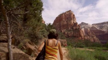 Utah, Zion Ulusal Parkı 'ndaki Melekler İniş Yolu' nda yürüyüşe başlayan genç bir kadın. Birleşik Devletler