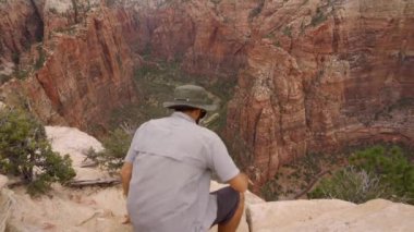 Utah, Zion Ulusal Parkı 'ndaki Melekler İniş Yolu' nun tepesindeki genç bir adam. Birleşik Devletler