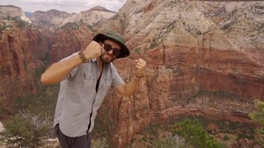 Utah, Zion Ulusal Parkı 'ndaki Angels Landing Trail' de genç bir adam. Birleşik Devletler