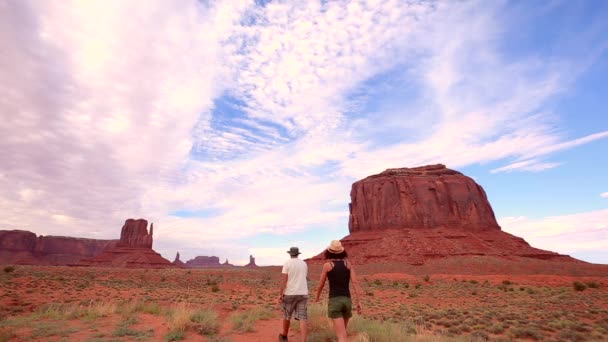 一对夫妇在犹他州的纪念碑谷散步 — 图库视频影像