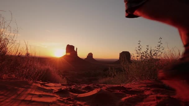 Jovem Caminhando Areia Monument Valley Nascer Sol Utah Estados Unidos — Vídeo de Stock
