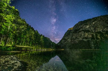 Güzel Panticosa Gölü 'nde Samanyolu, İspanya