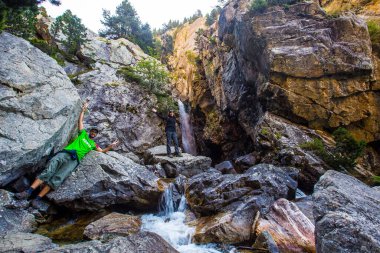 Aragon Pirenesi 'ndeki Baos de Panticosa' da küçük bir şelalede bir çift. İspanya, dikey fotoğraf