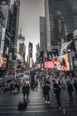 New York, ABD; 5 Ocak 2020: Times Meydanı 'nı ziyaret eden turistler