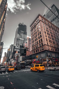New York, ABD; 5 Ocak 2020: Manhattan Büyük Elma yollarında taksiler