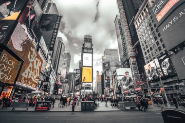 New York, ABD; 5 Ocak 2020: Ünlü Times Meydanı 'nda reklam istilası