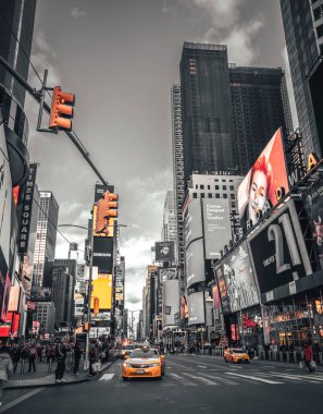 New York, ABD; 5 Ocak 2020: Times Meydanı 'nda trafik ışıkları ve ulaşım