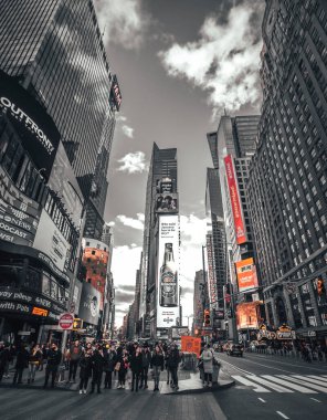 New York, ABD; 5 Ocak 2020: Times Meydanı Zebra Geçidi 'nde bekleyenler