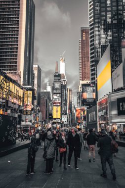 New York, ABD; 5 Ocak 2020: Ünlü Times Meydanı 'nı ziyaret eden çok sayıda turist