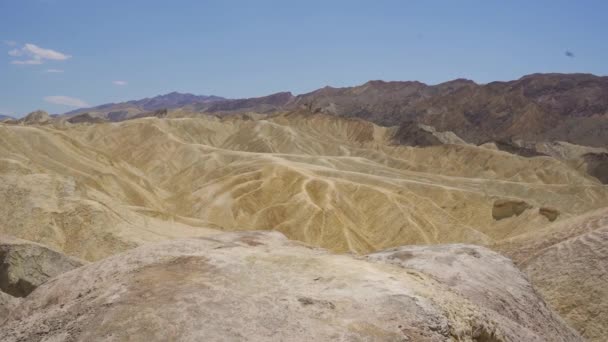 Een Jonge Jongen Het Zabriskie Point Uitkijkpunt Death Valley Californië — Stockvideo