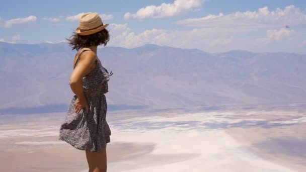 Uma Jovem Vestida Belo Ponto Vista Vista Dante Death Valley — Vídeo de Stock