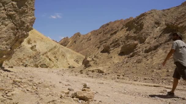 Casal Trilho Golden Canyon Death Valley Califórnia Estados Unidos — Vídeo de Stock