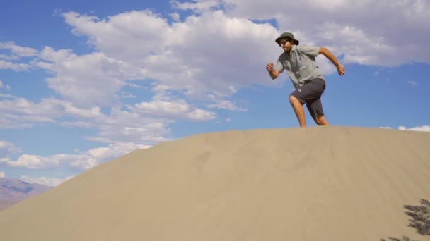 Młody Człowiek Koszuli Skaczący Pustyni Doliny Śmierci Kalifornii Stany Zjednoczone — Wideo stockowe