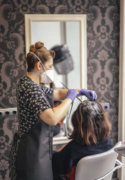 Hairdresser Security Measures Covid New Normality Social Distance Pelura Giving — Stock Photo, Image