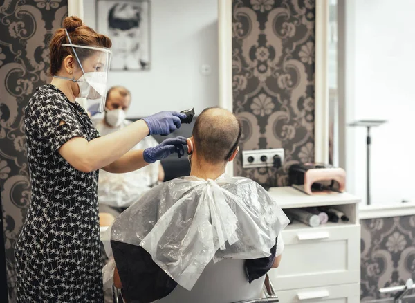 Hairdresser Security Measures Covid New Normality Social Distance Cutting Hair — Stock Photo, Image
