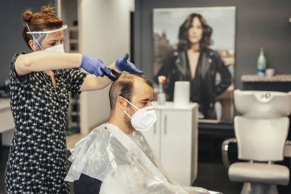 Penata Rambut Dengan Langkah Langkah Keamanan Oleh Covid Normalitas Baru Stok Foto Bebas Royalti