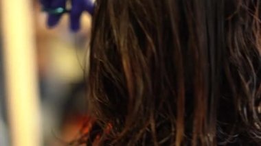 Kovid-19 için güvenlik önlemleri olan kuaför, yeni normallik, sosyal mesafe, maske ve plastik koruyucu ekran ile müşteriye kakülleri kesmek