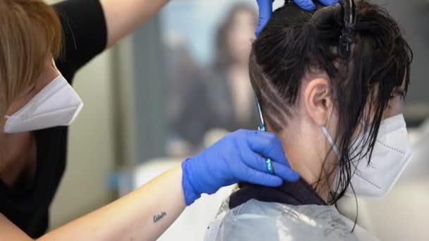 クライアントに剃毛の図面を作るマスクとCovid 社会的距離のためのセキュリティ対策を持つ美容師 — ストック動画