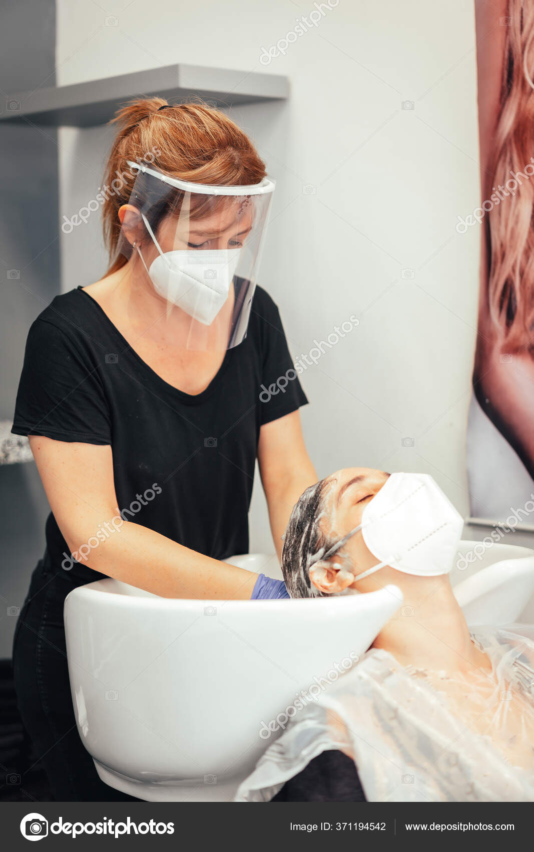 Penata Rambut Dengan Topeng Dan Sarung Tangan Mencuci Rambut Klien Stok Foto C Unaihuizi Gmail Com 371194542