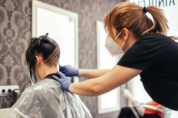 Peluquería Con Máscara Afeitar Dibujar Cliente Reapertura Con Medidas Seguridad —  Fotos de Stock