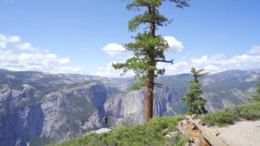 Sentinel Dome 'da Yosemite Ulusal Parkı' na bakan genç bir kadın. Birleşik Devletler