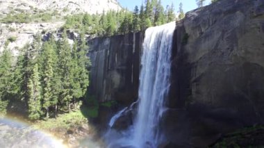 Yosemite Ulusal Parkı 'ndaki Vernal Şelalesi' ndeki gökkuşağının ayrıntıları. Kaliforniya, Birleşik Devletler