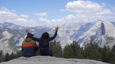 Yosemite Ulusal Parkı 'nda buzul noktasında el sallayan bir çift. Kaliforniya, Birleşik Devletler