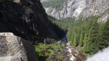 Yosemite Ulusal Parkı 'ndaki Vernal Falls' a bakıyorum. Kaliforniya, Birleşik Devletler