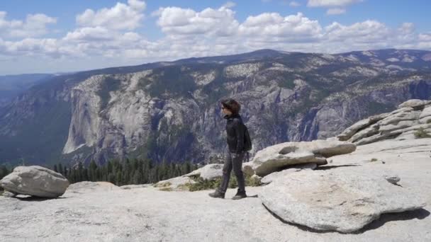 Young Woman Walking Sentinel Dome Viewpoint Yosemite National Park United — Stock Video