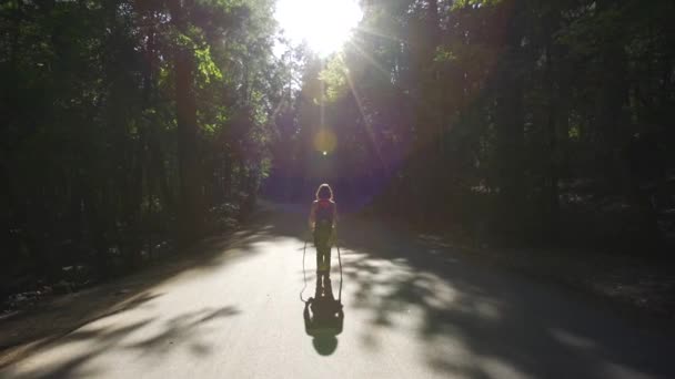 ヨセミテ国立公園の日没時に道路を歩いている若い女性 米国カリフォルニア州 — ストック動画