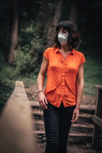 Patikointi Metsässä Monia Varotoimia Covid Pandemia Sosiaalinen Etäisyys — kuvapankkivalokuva