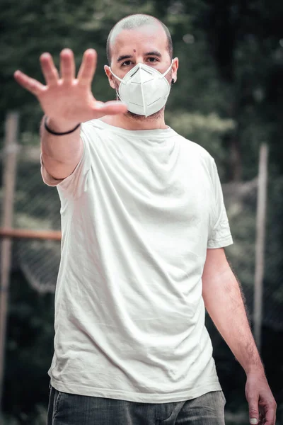 Young Man Mask White Shirt Open Hand Health Emergency Pandemic — Stock Photo, Image