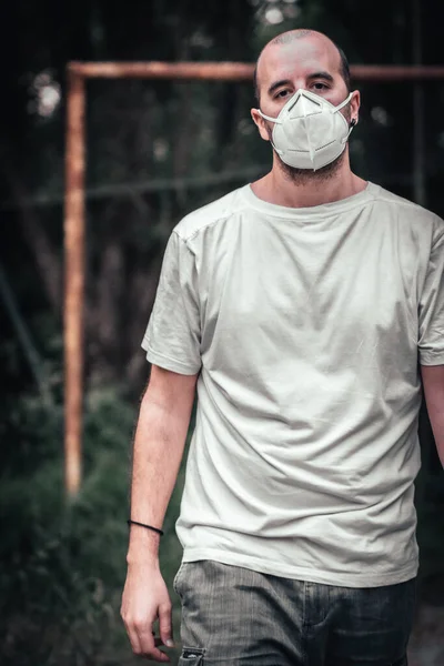 Young Man Mask White Shirt Abandoned Goal Forest Health Emergency — Stock Photo, Image