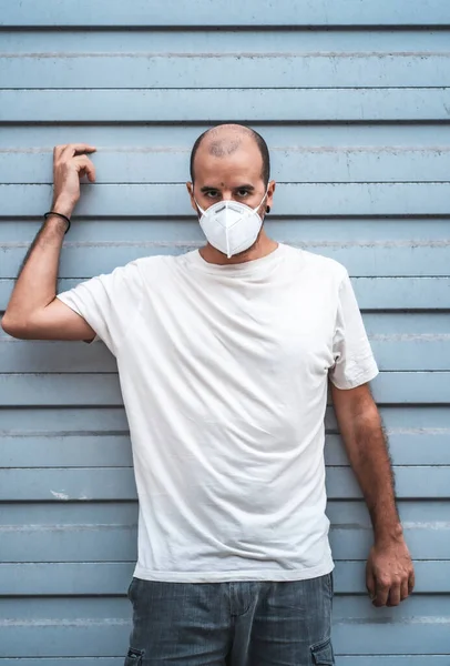 Angry Young Man Mask His Mask Factory Health Emergency Pandemic — Stock Photo, Image