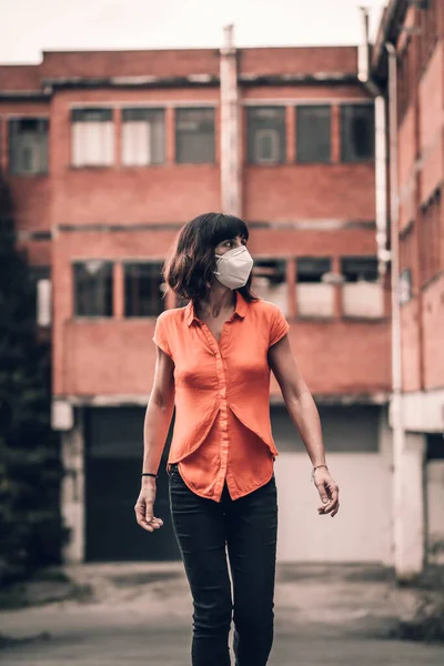 Egy Fiatal Maszkban Narancssárga Ingben Sétál Iparban Egészségügyi Vészhelyzet Világjárvány — Stock Fotó