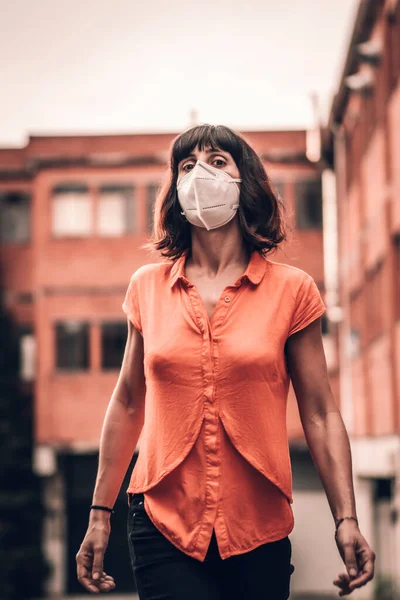 Egy Narancssárga Inges Fiatal Sétál Iparban Egészségügyi Vészhelyzet Világjárvány Covid — Stock Fotó