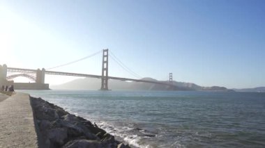 San Francisco 'daki SF Dünya Anıtı' ndan Golden Gate gün batımı. Birleşik Devletler