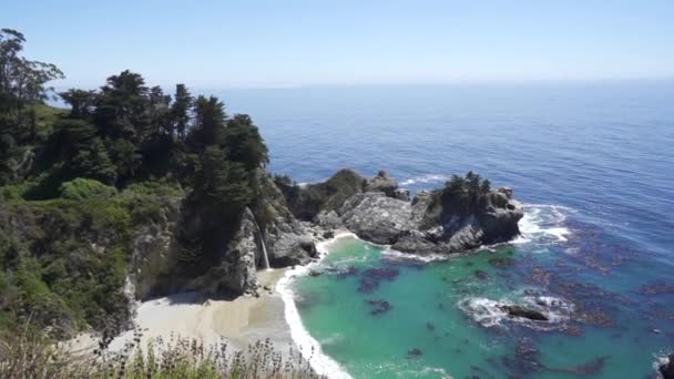 Mcway Waterfall Sua Spiaggia Cristallina California Stati Uniti — Video Stock