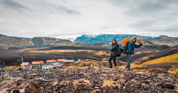 Una Coppia Con Zaini Lascia Rifugio Del Trekking Landmannalaugar Islanda — Foto Stock