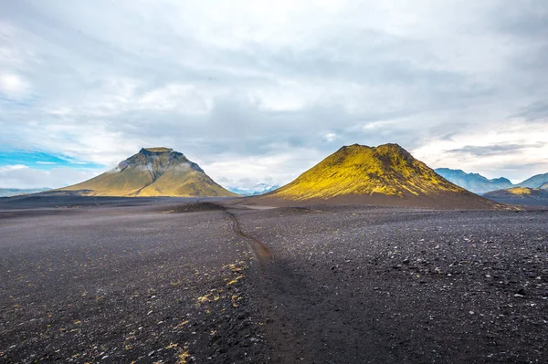 Frêne Volcanique Deux Montagnes Verdoyantes Arrière Plan Sur Trek Landmannalaugar — Photo