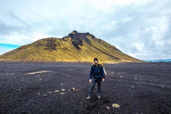 Молодой Человек Вулканическом Пепле Зеленая Гора Заднем Плане Ландманналогара Исландия — стоковое фото