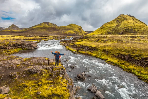 Jovem Grande Rio Partir Caminhada Landmannalaugar Islândia — Fotografia de Stock