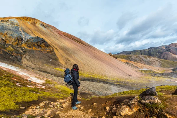 Una Giovane Donna Sulla Montagna Rossa Del Trekking Landmannalaugar Islanda — Foto Stock
